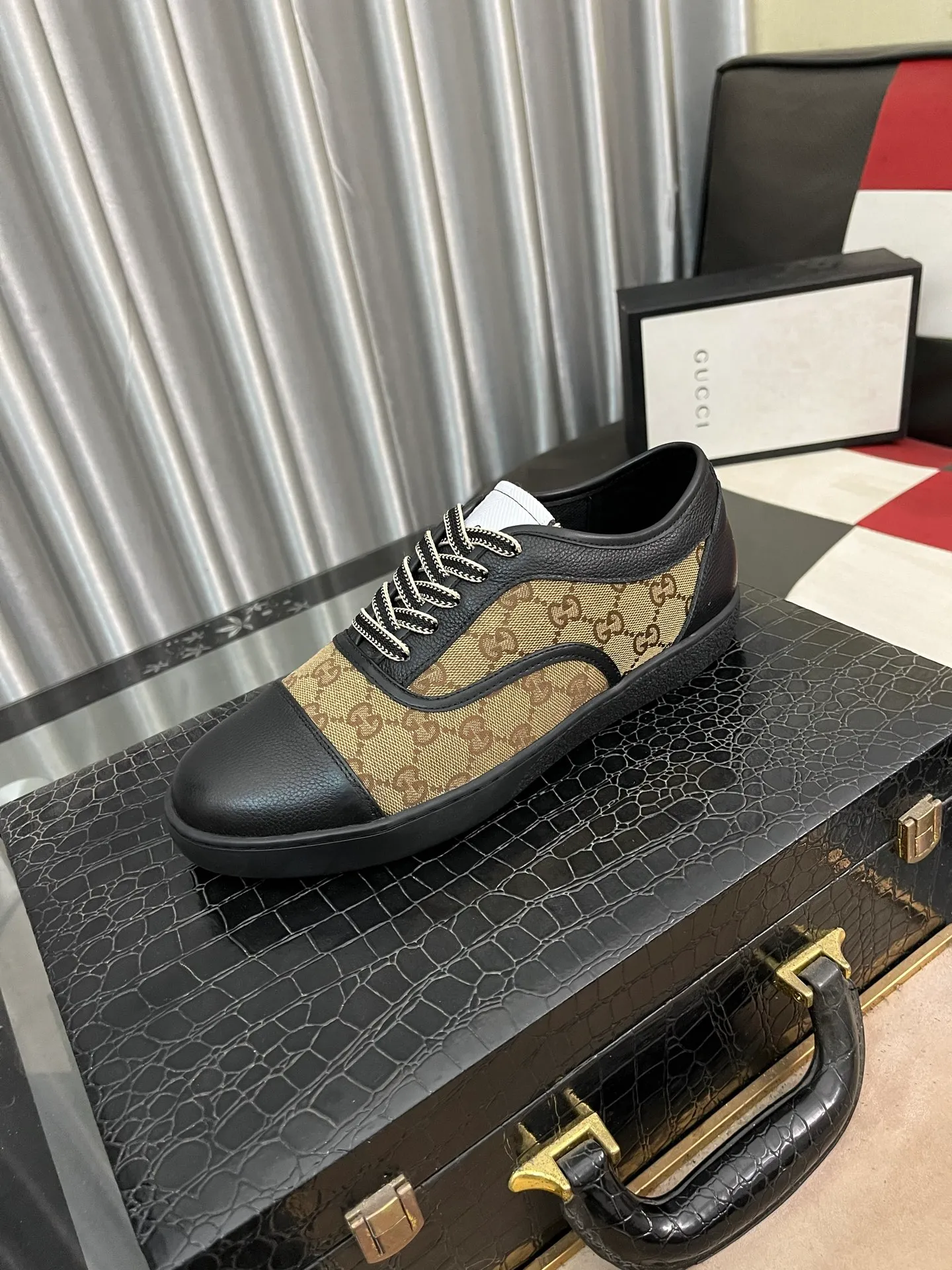 Men's shoes💰400⌚️⌚️[GUCCI] Gucci men's casual shoes are absolutely popular🔥The ultimate matching item for trendy men! The charm of super texture is unstoppable. This is the main recommendation. The upper is made of high-quality cowhide, with pig lining feet and wear-resistant rubber sole. It is noble and elegant! Extremely comfortable🎁🎁You can be as handsome as you want💪 Available in sizes 38-44 and 4️⃣colors available